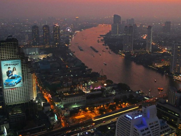 Aussicht vom Lebua State Tower in Bangkok auf den Fluss Chao Phraya. Foto: Oliver Heider