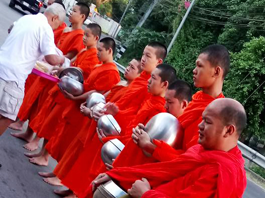 Mönche sollten Touristen in Thailand nicht anfassen.