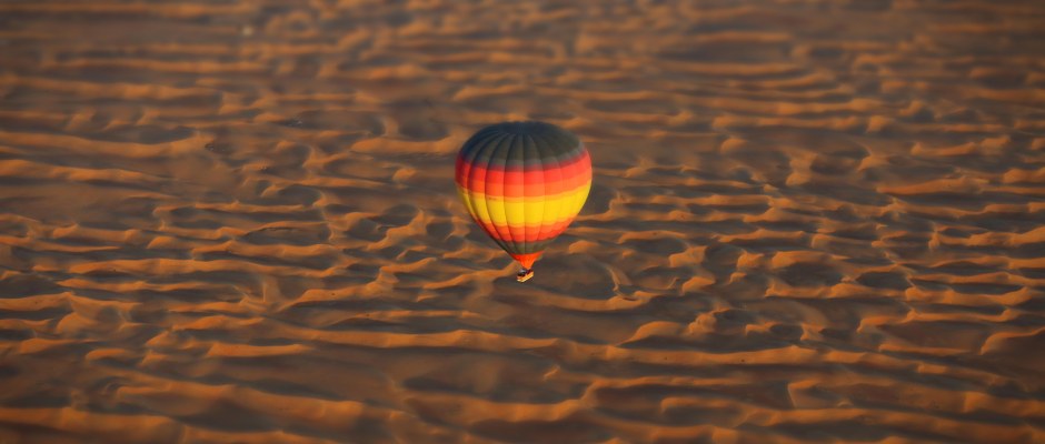 Eine Heißluftballon-Fahrt über die Wüste in Dubai ist ein faszinierendes Erlebnis. Foto: Oliver Heider