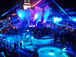 Premiere im Mittelmeer: 2000 Leute feiern auf der ersten World Club Cruise. Foto: Oliver Heider
